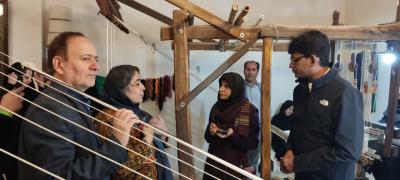بازدید ارزیاب های جهانی صنایع دستی یونسکو از کارگاه های نساجی اقامتگاه سنتی منوچهری کاشان